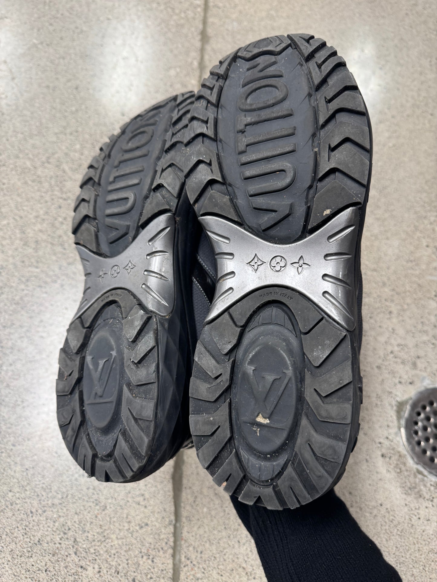 Louis Vuitton ‘Discovery’ Black Low Top Sneakers