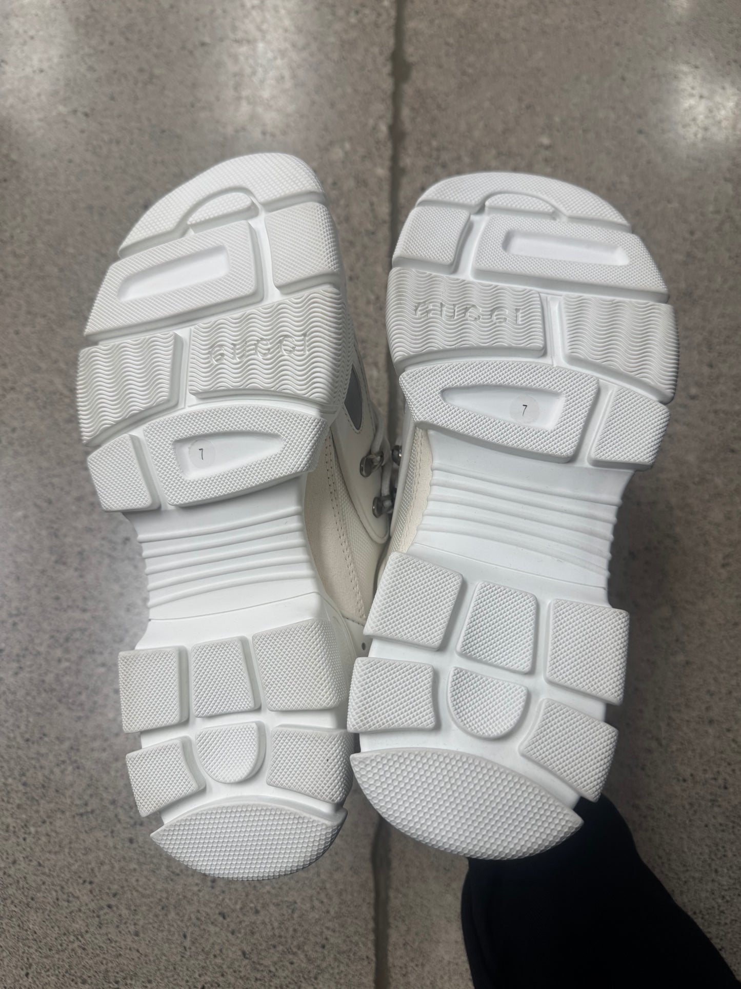 Gucci ‘Flashtrek’ White Low Top Sneakers