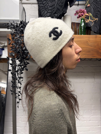 Chanel Silk/Cashmere ‘CC Interlock Logo’ White/Black Beanie
