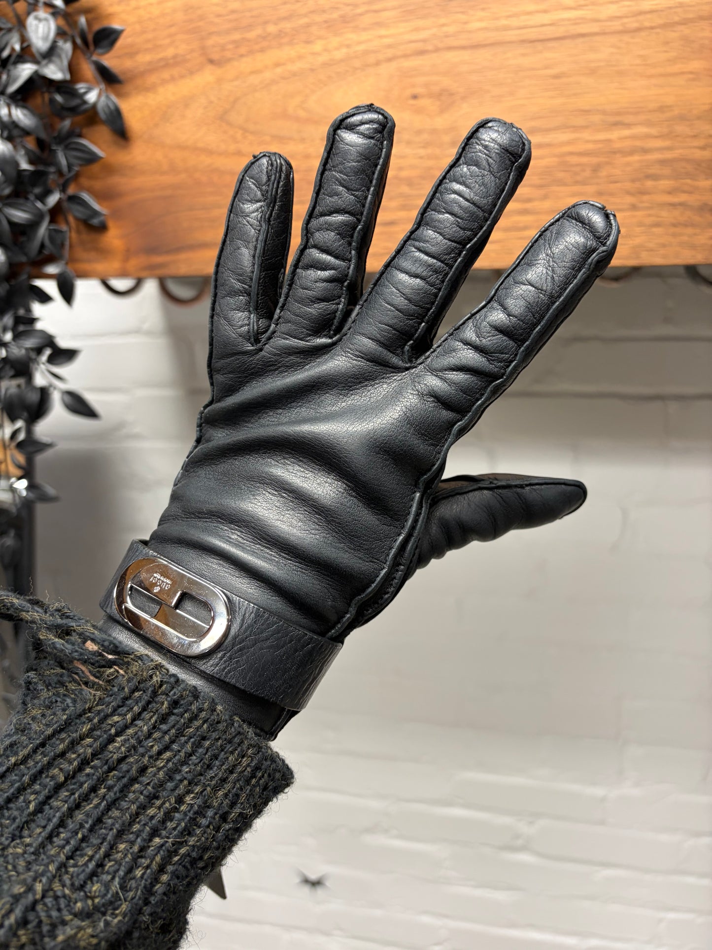 Gucci GG Silver Cuff Logo Black Leather Gloves