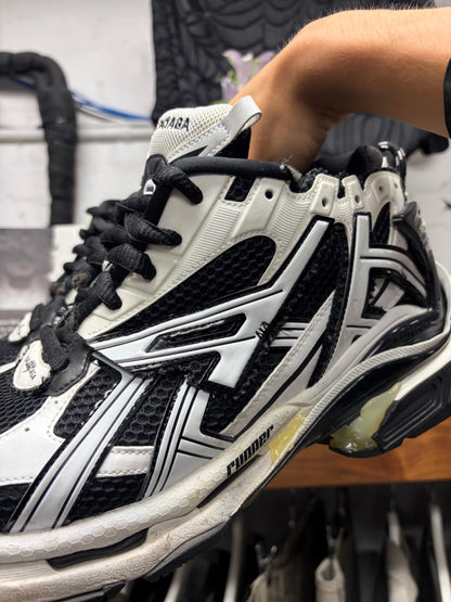 Balenciaga ‘Runner’ White/Black Low Top Sneakers