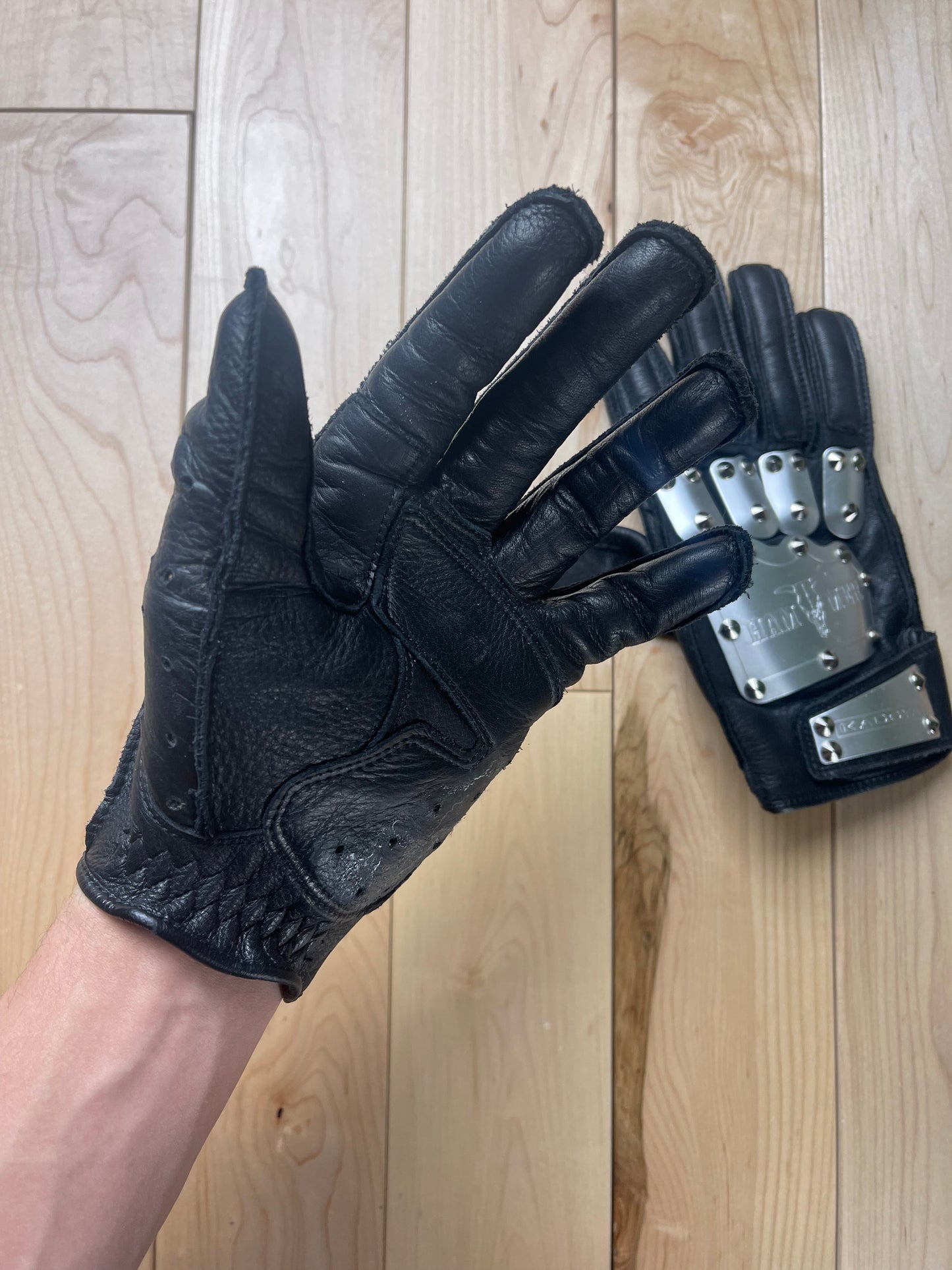 Kadoya ‘Hammer’ Armoured Calfskin Leather Gloves