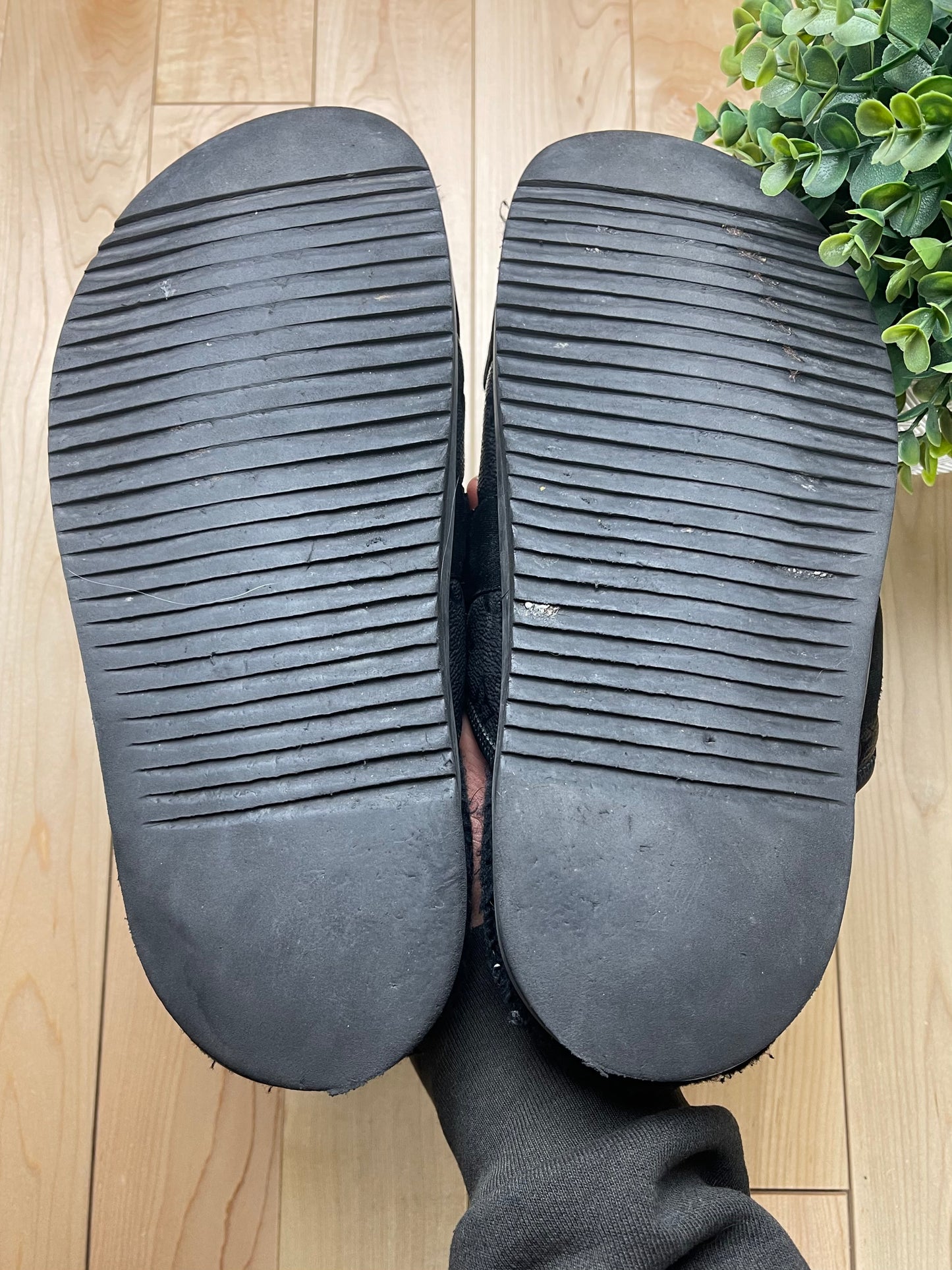 Louis Vuitton ‘Honolulu’ Black Monogram Strap Slides