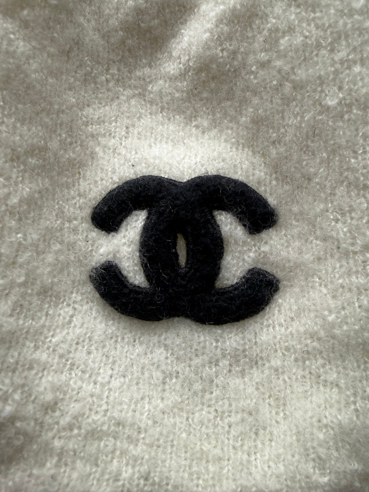 Chanel Silk/Cashmere ‘CC Interlock Logo’ White/Black Beanie