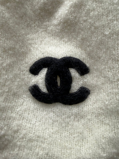 Chanel Silk/Cashmere ‘CC Interlock Logo’ White/Black Beanie