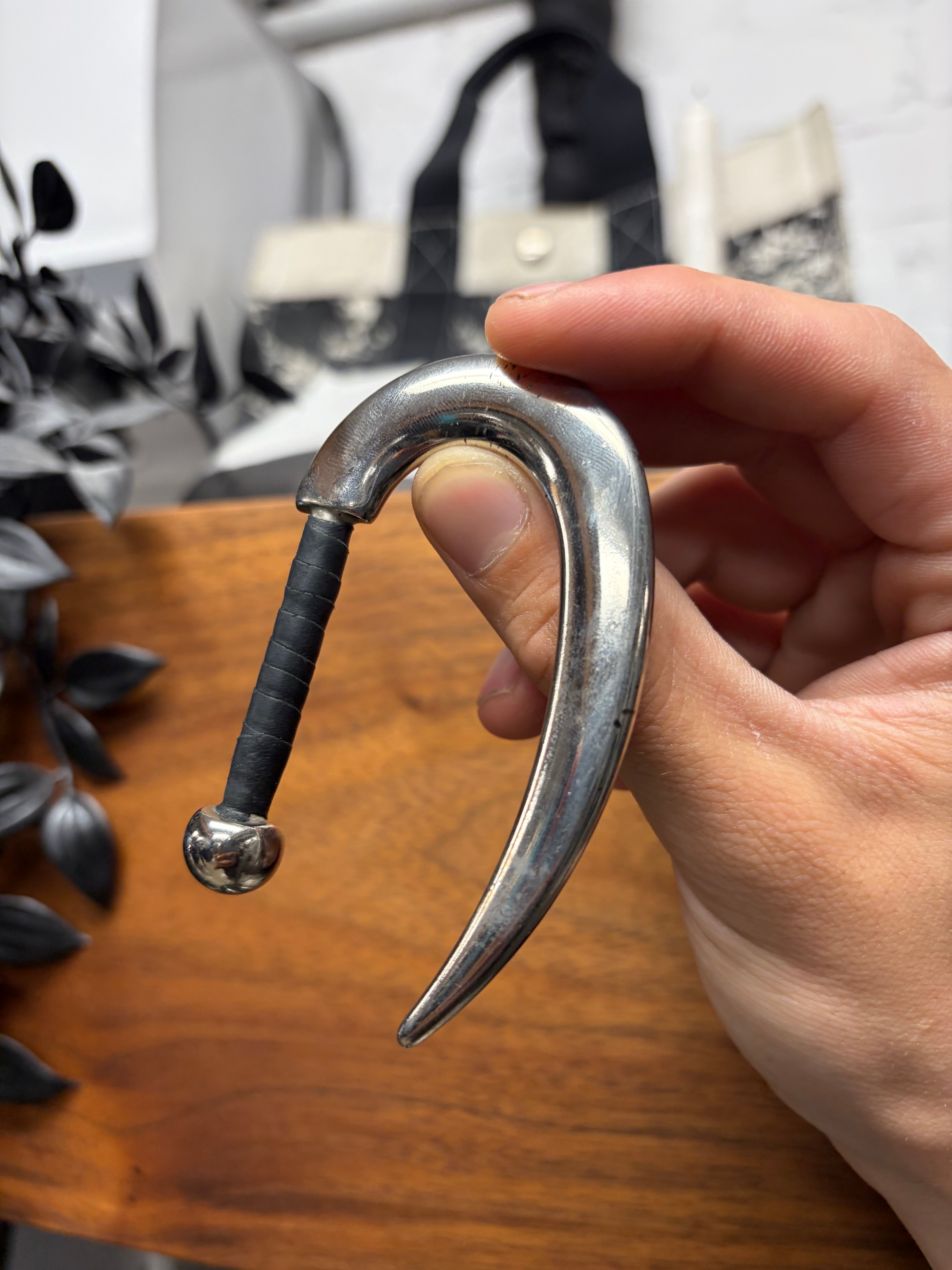 Gareth Pugh　scythe ring 　ハンドカフ Gareth Pugh 'Scythe' Silver Tone/Leather Hook Ring – Alex Maxamenko