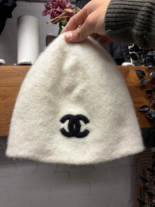 Chanel Silk/Cashmere ‘CC Interlock Logo’ White/Black Beanie