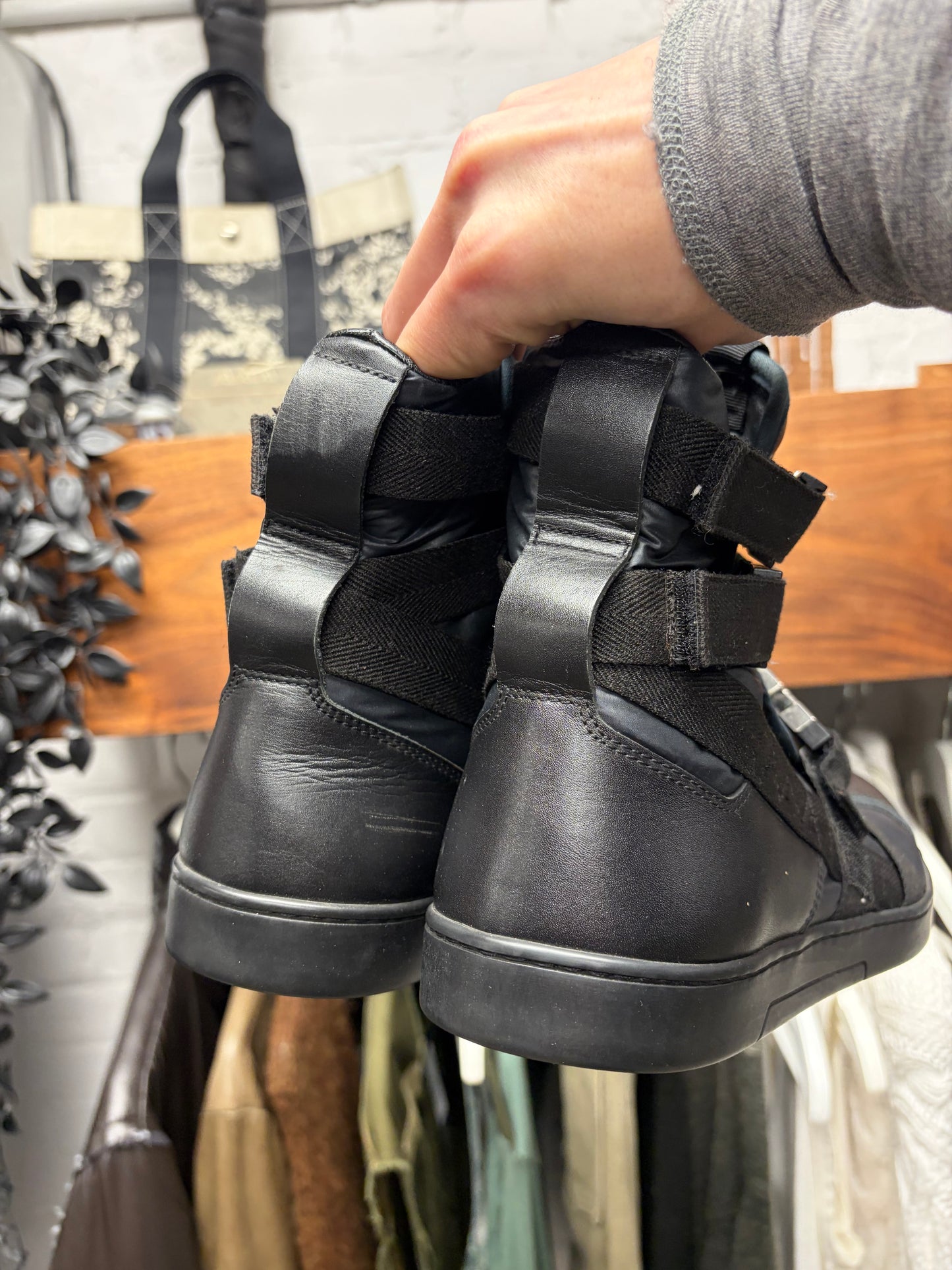 SS2010 Gucci by Frida Giannini ‘Buckle Closure’ Strapped High Top Leather Sneakers