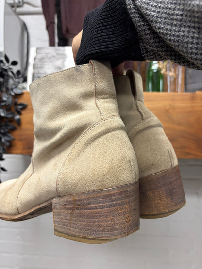 SS2005 Dior Homme Re-Edition Tan Suede Pointed Toe Chelsea
Boots