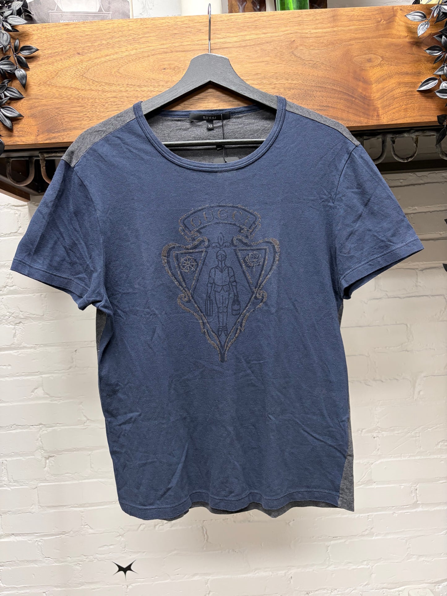 2000s Gucci Crest Logo Navy Blue/Grey Graphic T-Shirt