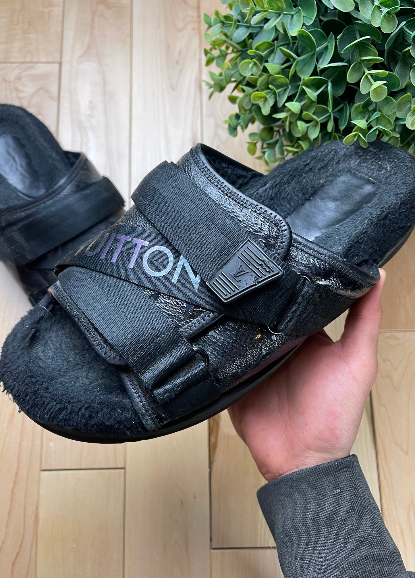 Louis Vuitton ‘Honolulu’ Black Monogram Strap Slides