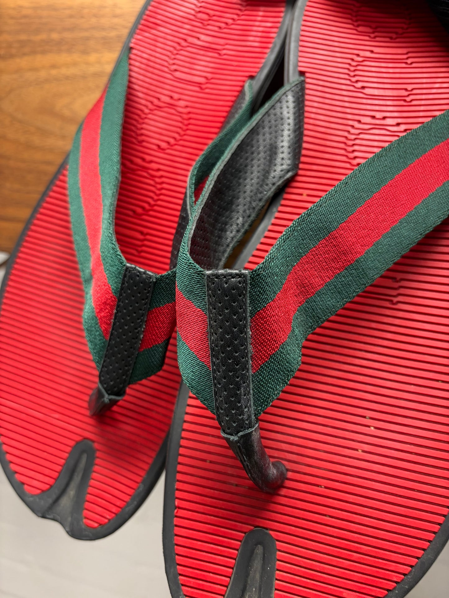 Gucci Mens Leather ‘Thong’ Sandals with Canvas Stripe