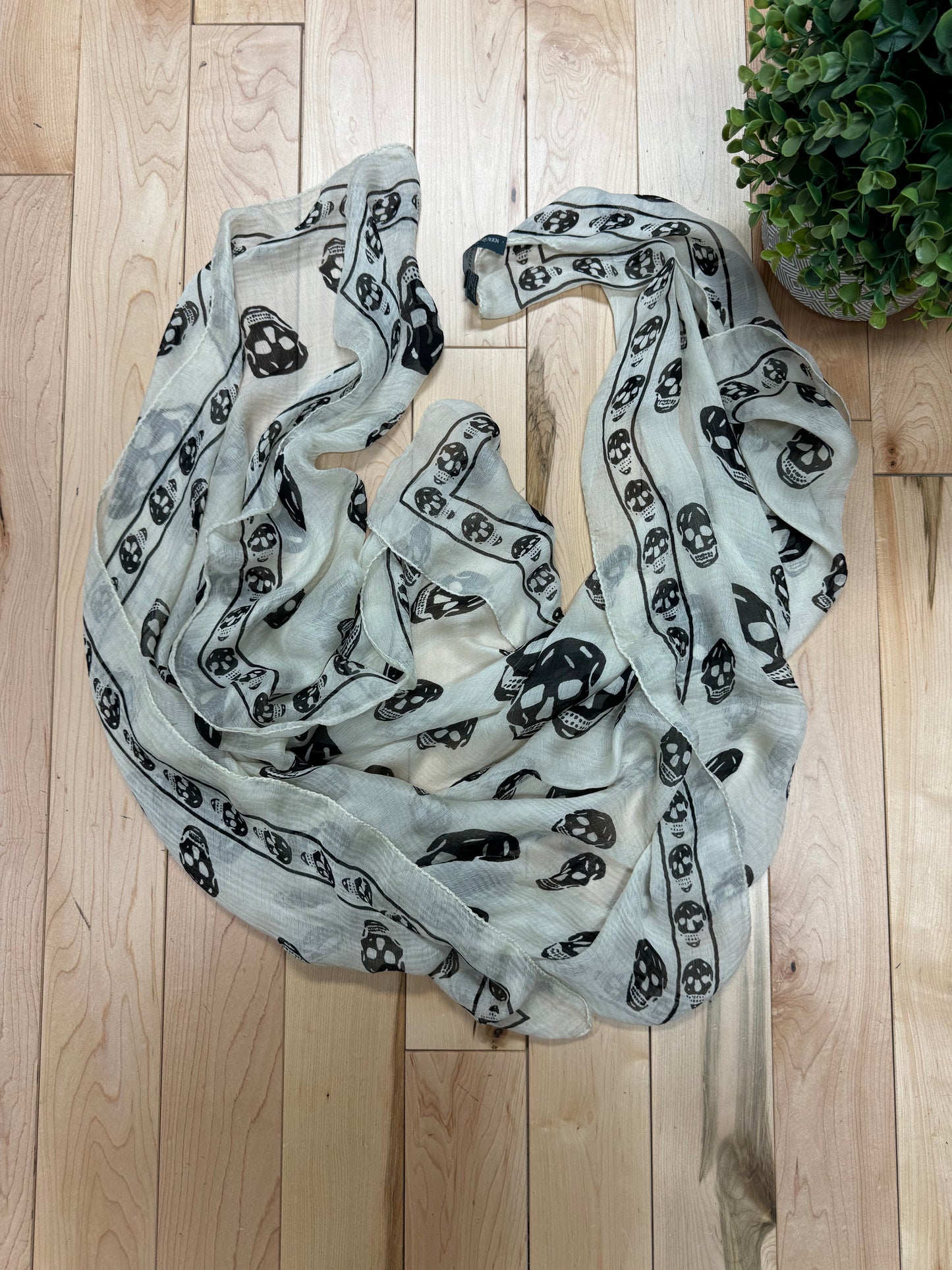 Alexander McQueen White/Black ‘Skull’ Silk Scarf