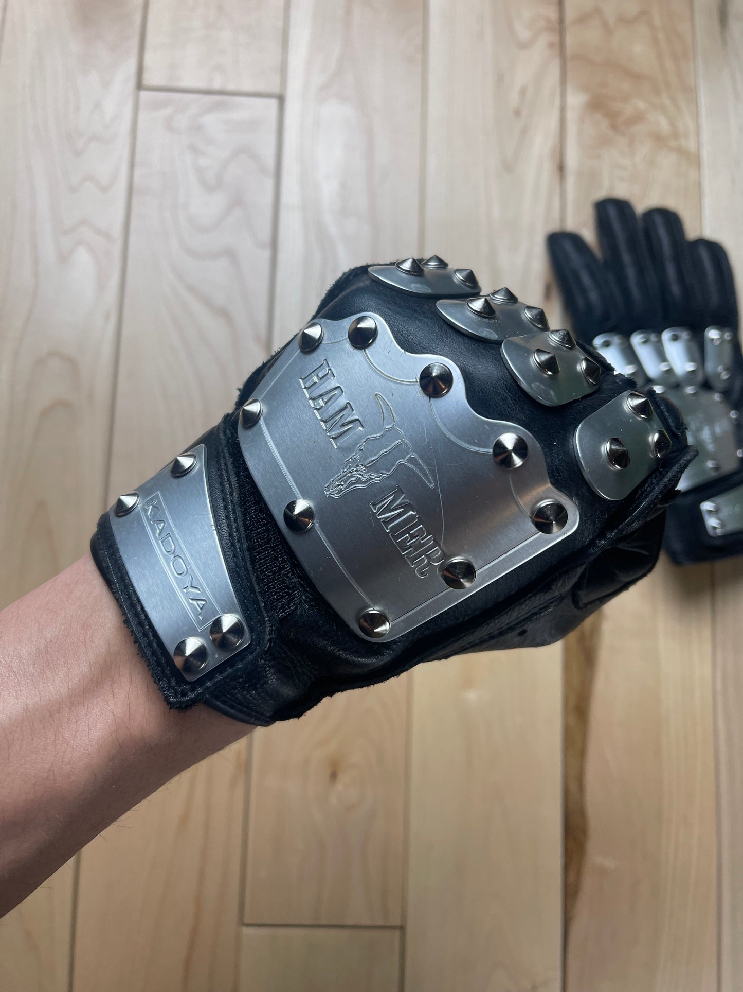 Kadoya ‘Hammer’ Armoured Calfskin Leather Gloves