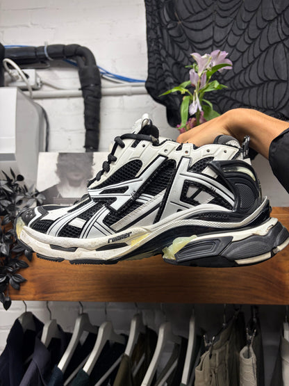 Balenciaga ‘Runner’ White/Black Low Top Sneakers