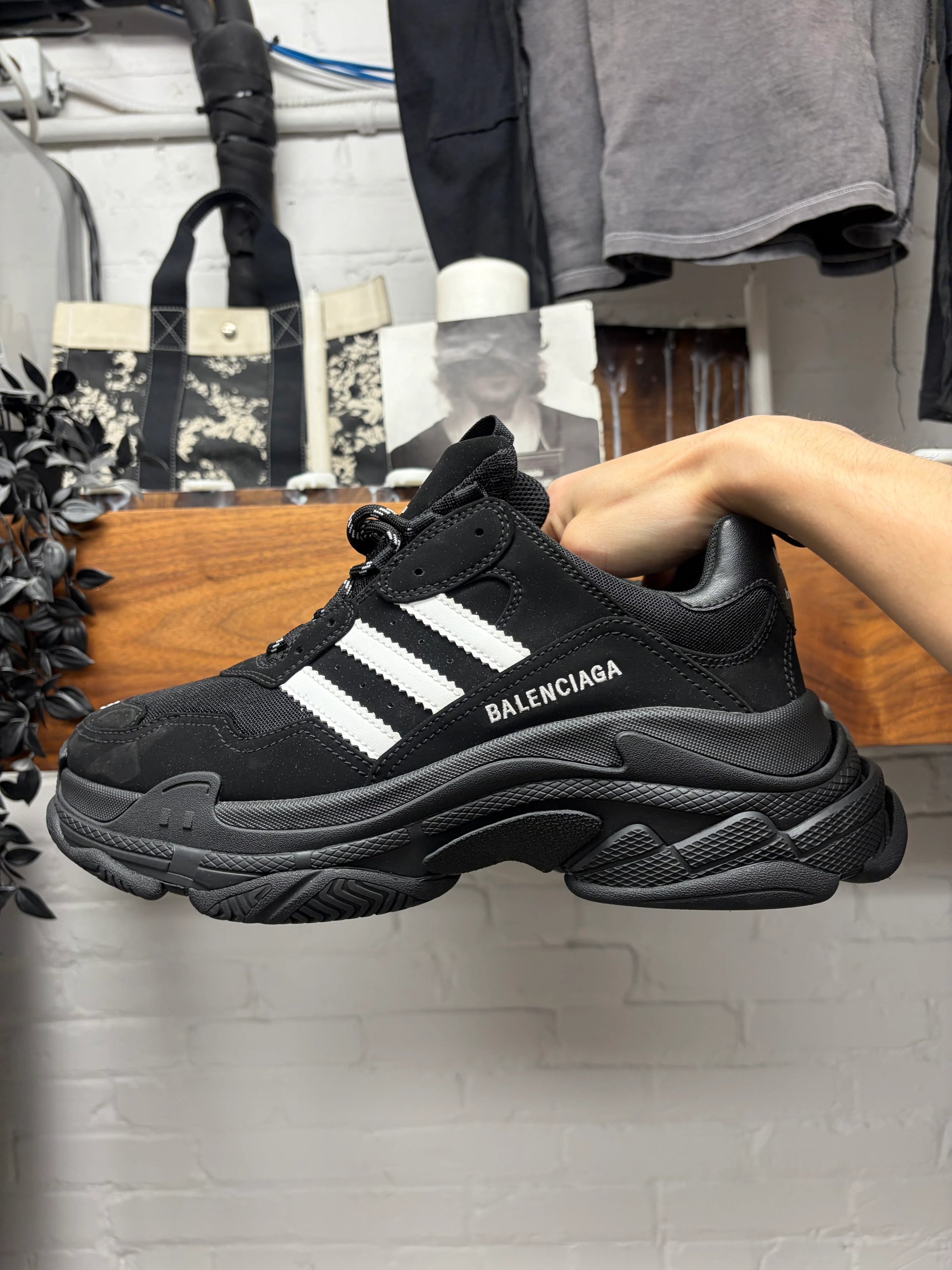 ［ラスト値下げ！］BALENCIAGA 702589 Balenciaga x Adidas 'Triple S' Black/White Low Top Sneakers – Alex