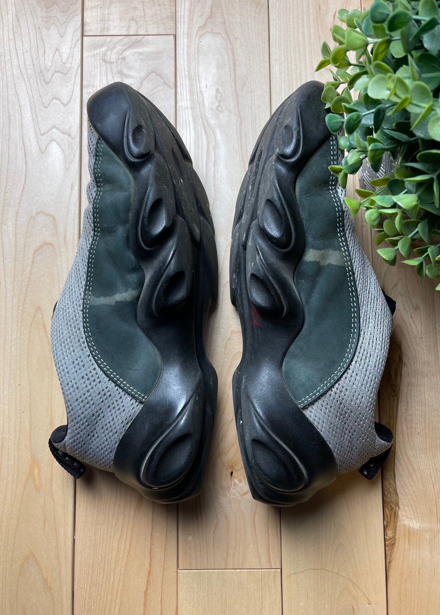 Oakley ‘Flesh’ Slate Grey Mesh Sneakers