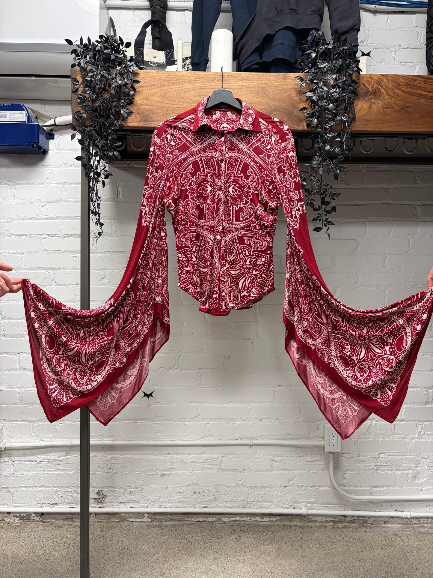 SS2004 Gucci by Tom Ford ‘Cruise’ Bell Sleeve Red Silk Paisley Button Up Shirt