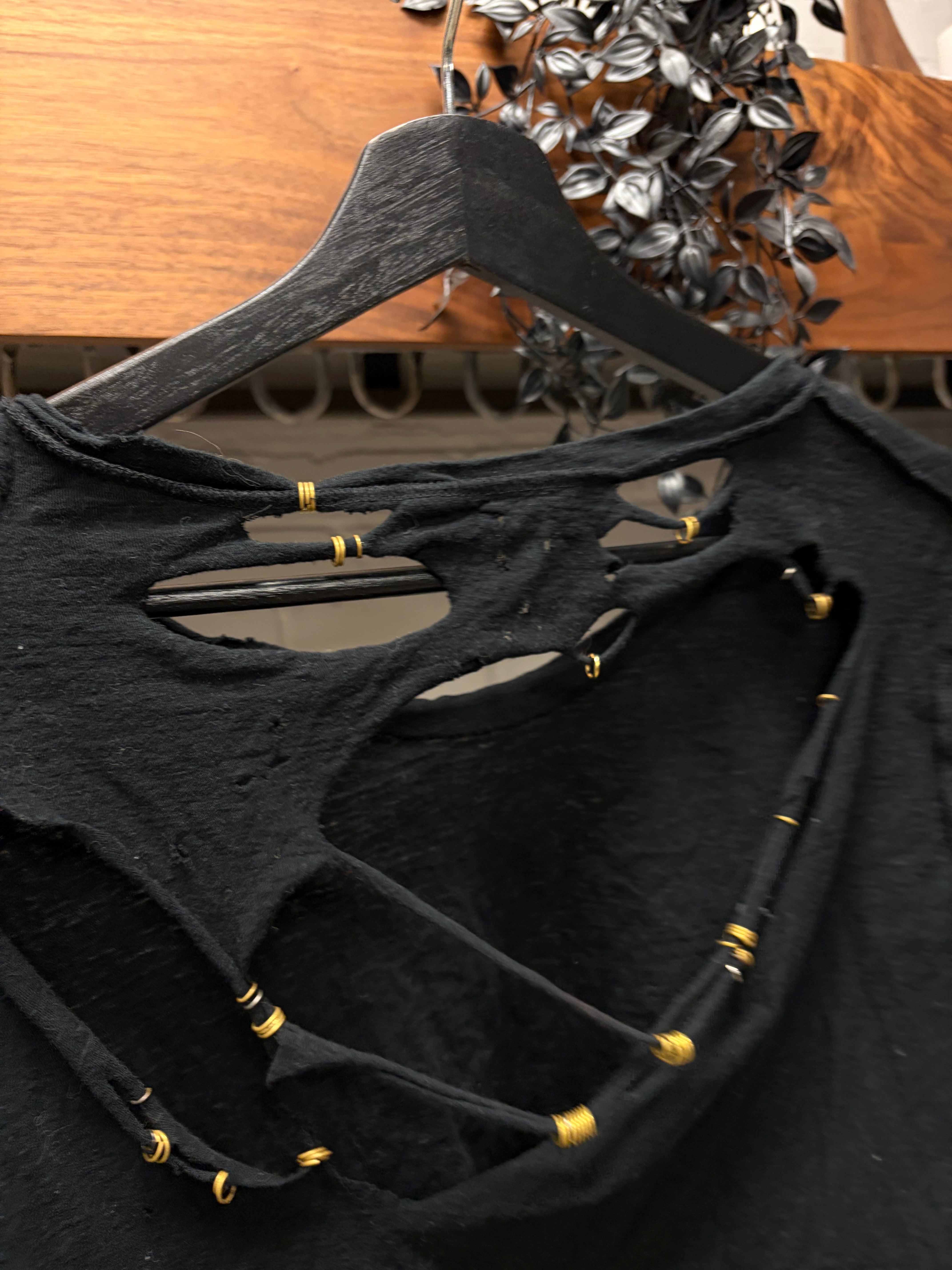 If Six Was Nine 'Piercing' Distressed Black Cutoff T-Shirt – Alex