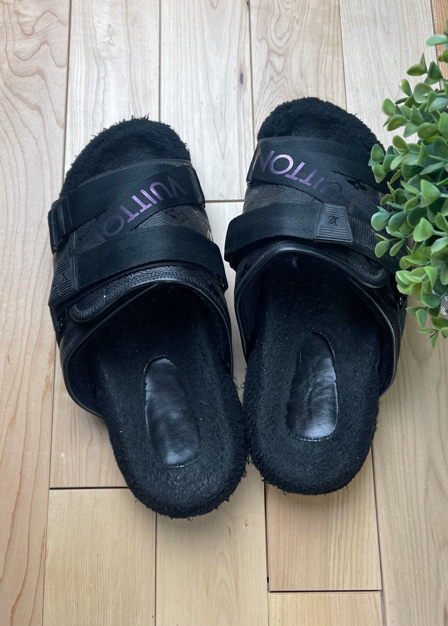 Louis Vuitton ‘Honolulu’ Black Monogram Strap Slides