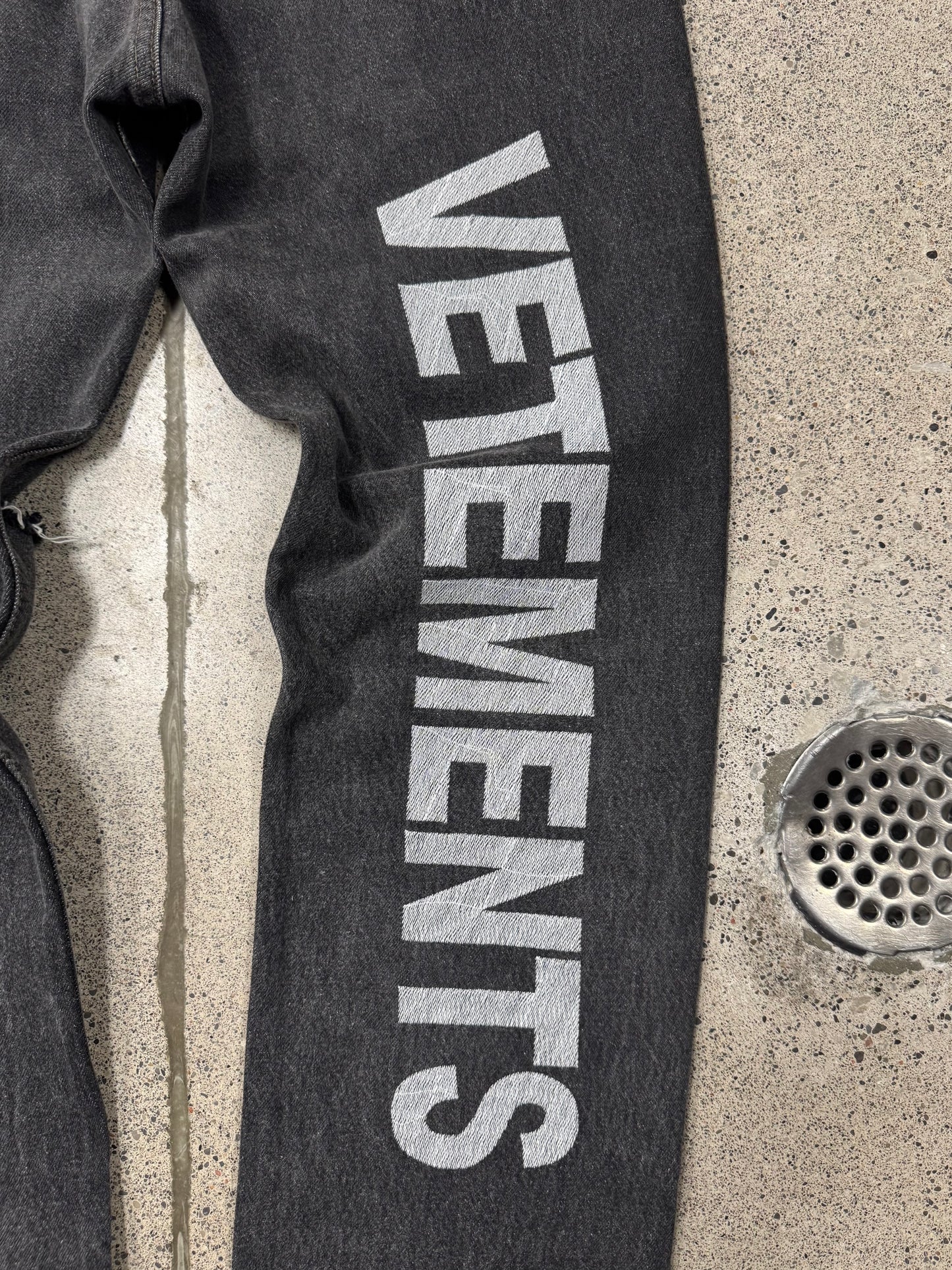 AW2018 Vetements x Levi’s 501 ‘Script’ Logo Denim