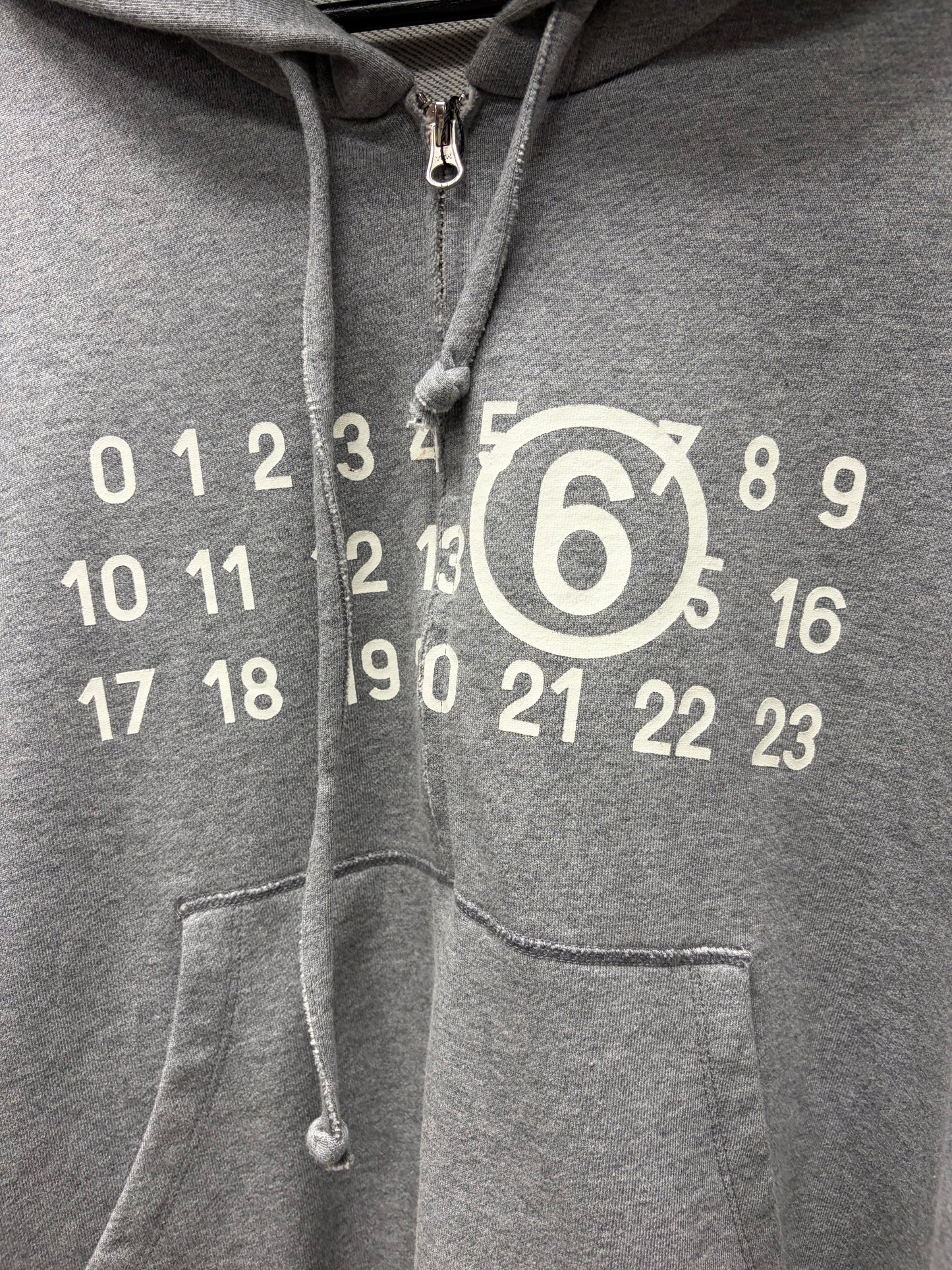 2023 Maison Margiela 'Numbers
Logo' Cropped Raw Hem Grey Zip-Up Hoodie