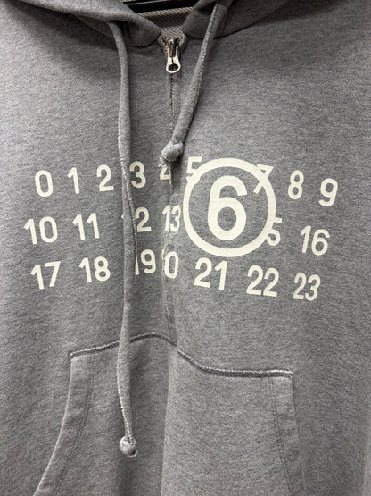 2023 Maison Margiela 'Numbers
Logo' Cropped Raw Hem Grey Zip-Up Hoodie