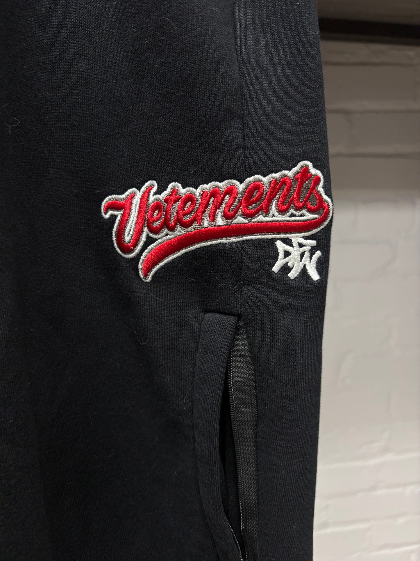 AW2018 Vetements ‘Baseball’ Embroidered Logo Wide Leg Black Sweatpants
